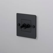 Buster + Punch lichtschakelaar dubbele tuimelschakelaar black zonder logo vooraanzicht