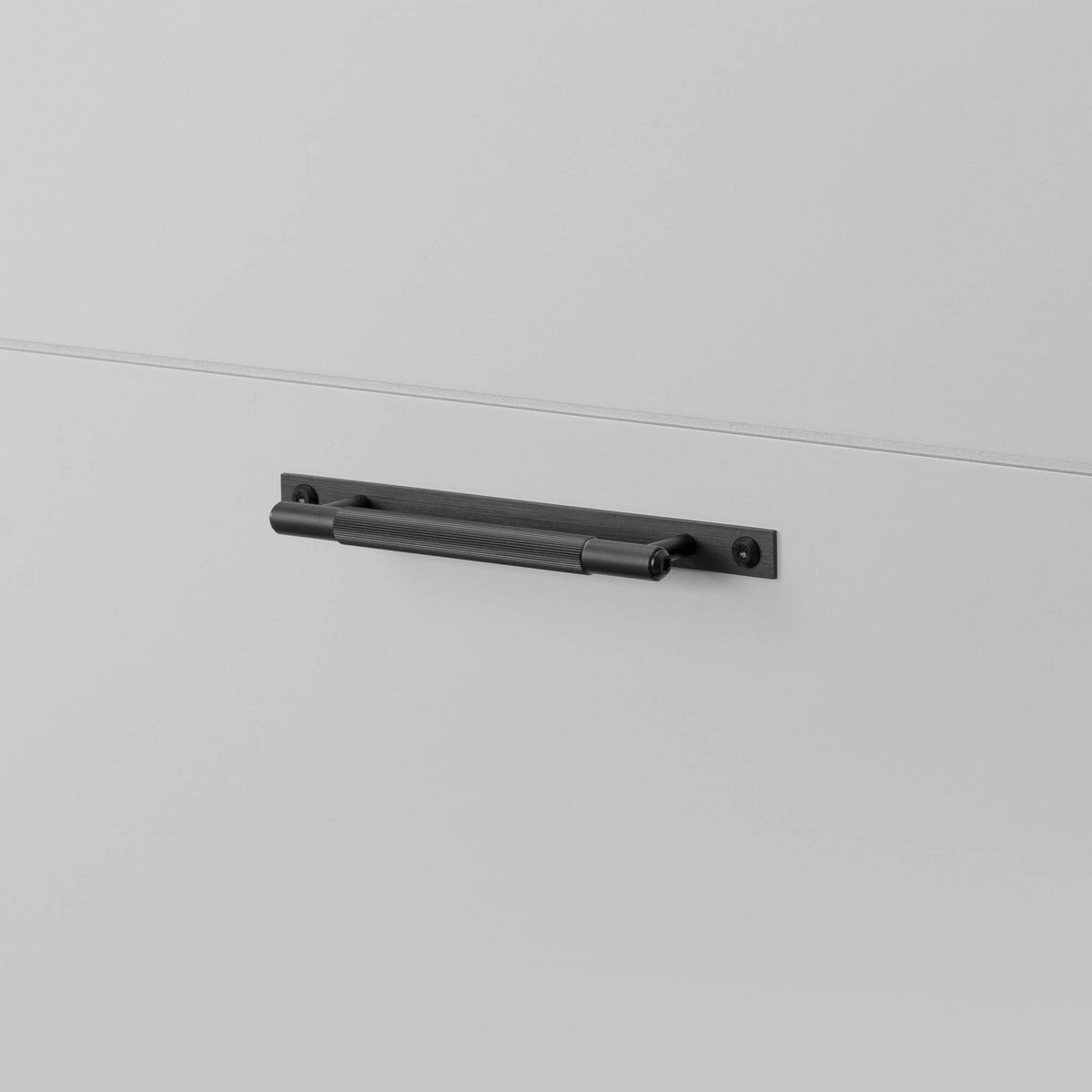 Buster + Punch Linear meubelgreep op rozet black – vooraanzicht