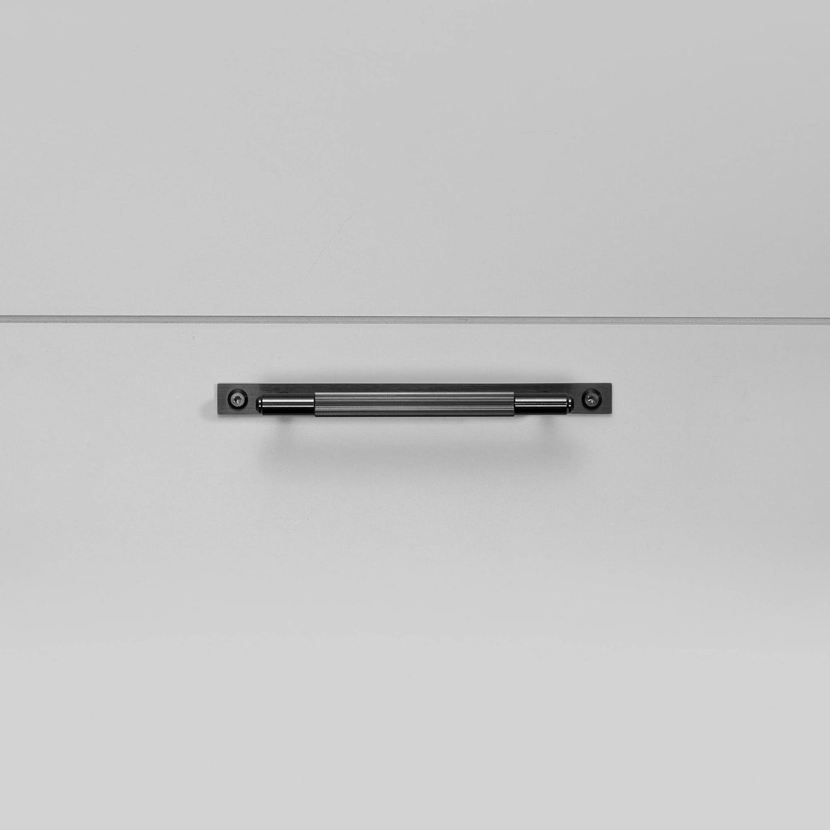 Buster + Punch Linear meubelgreep op rozet black – detail