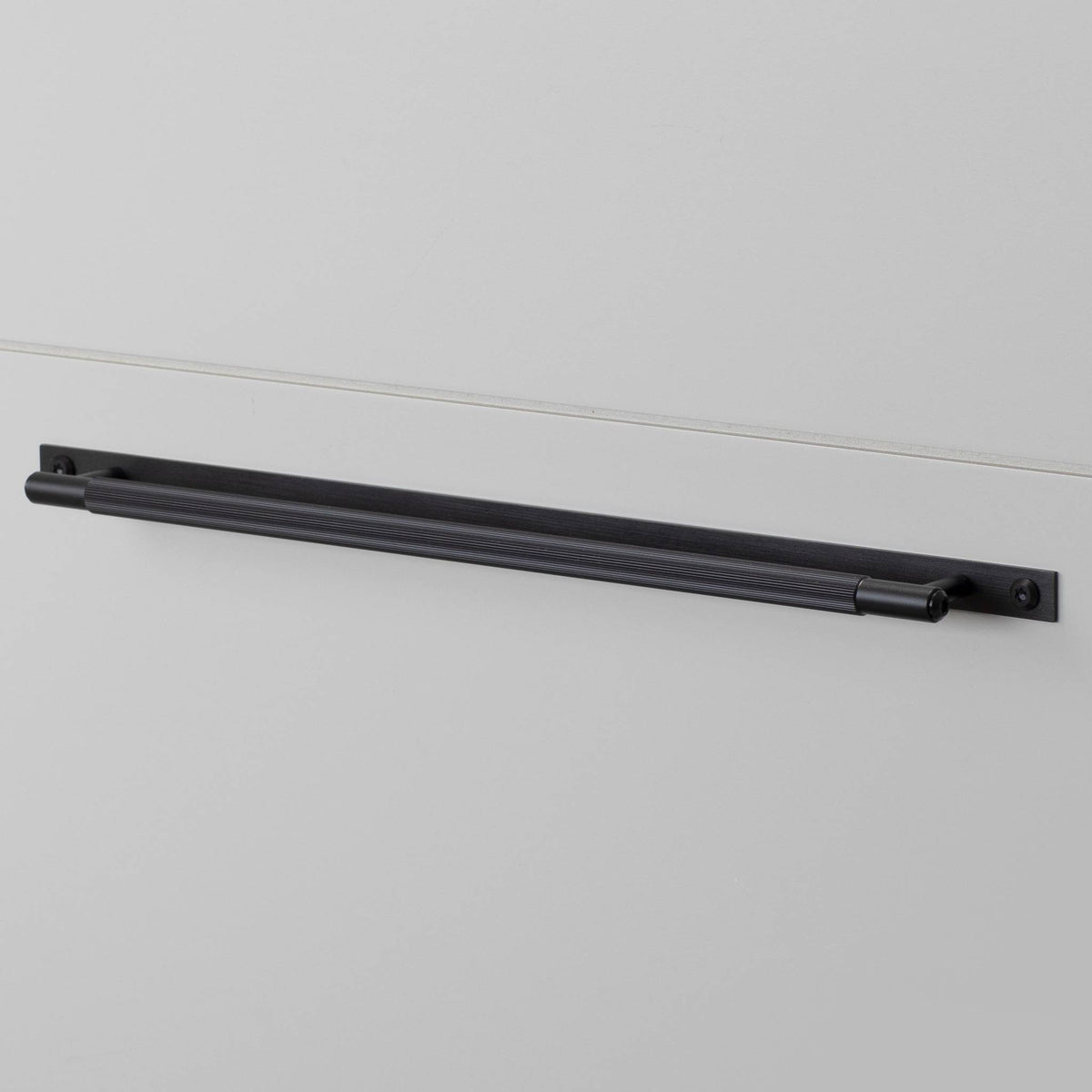 Buster + Punch Linear meubelgreep op rozet black – gemonteerd