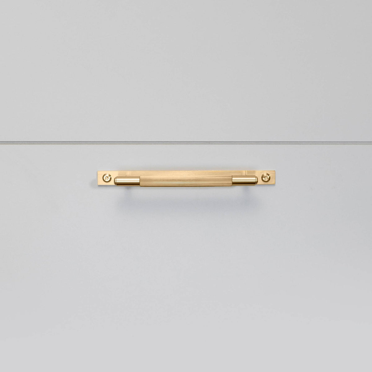 Buster + Punch Linear meubelgreep op rozet goud – detail