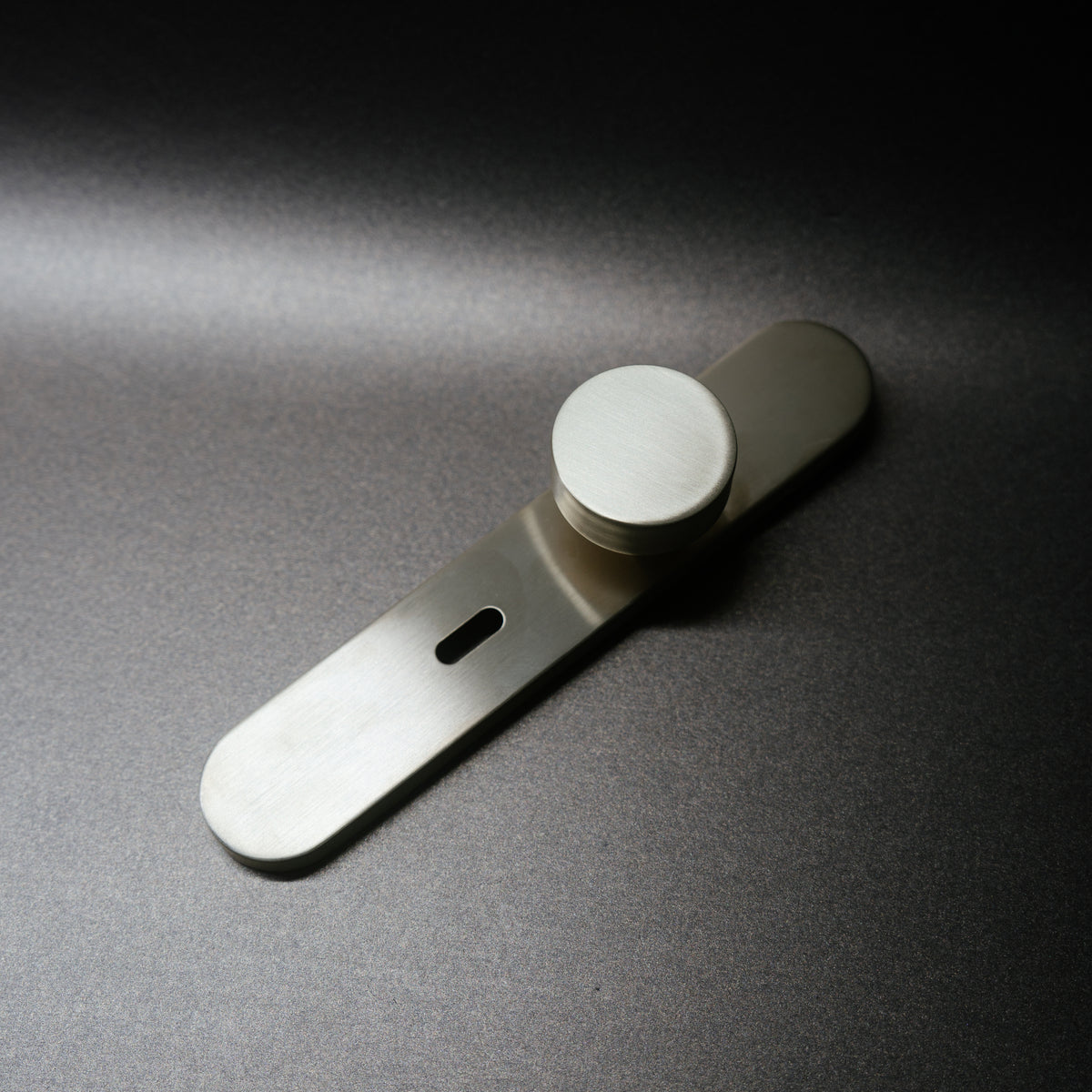 Griff Meister Deurknop Champagne PVD Op ovaal schild Sleutel 56mm – sfeerfoto in interieur