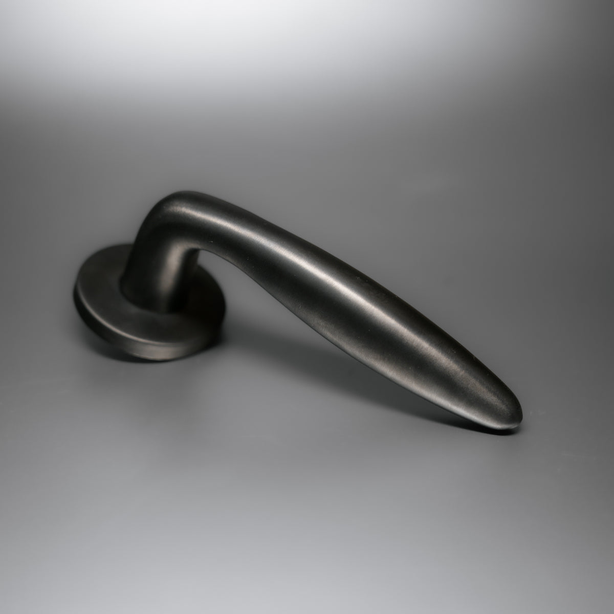 Griff Meister Deurkruk Arvo 53mm ronde rozet 6mm dik Gunmetal – sfeerfoto in interieur