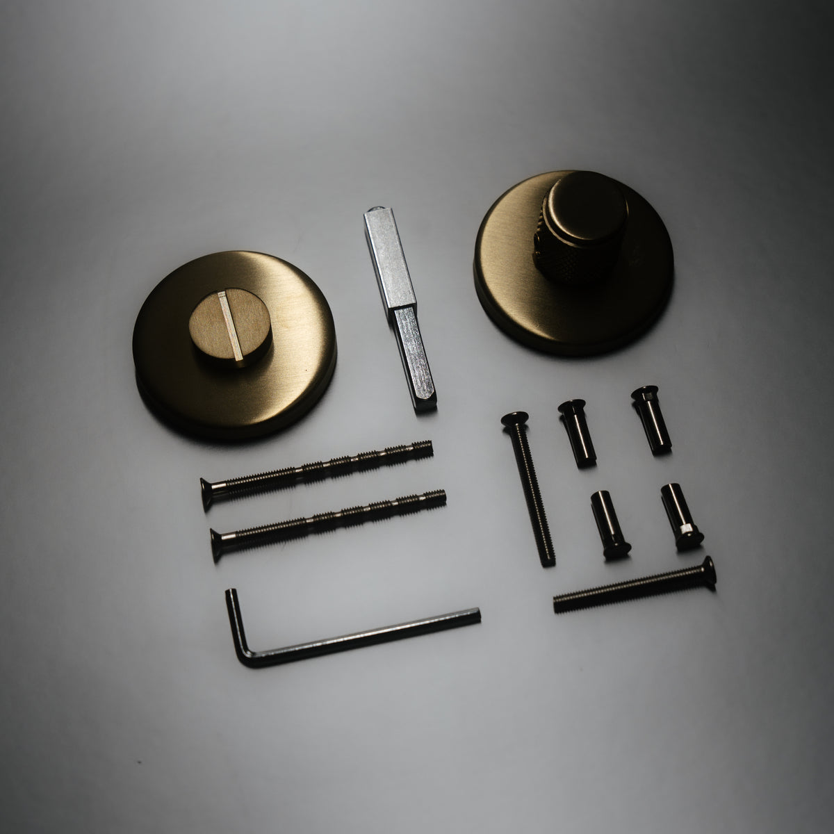 Griff Meister Toiletsluiting Knurl 53mm 6mm Dik Champagne PVD – sfeerfoto