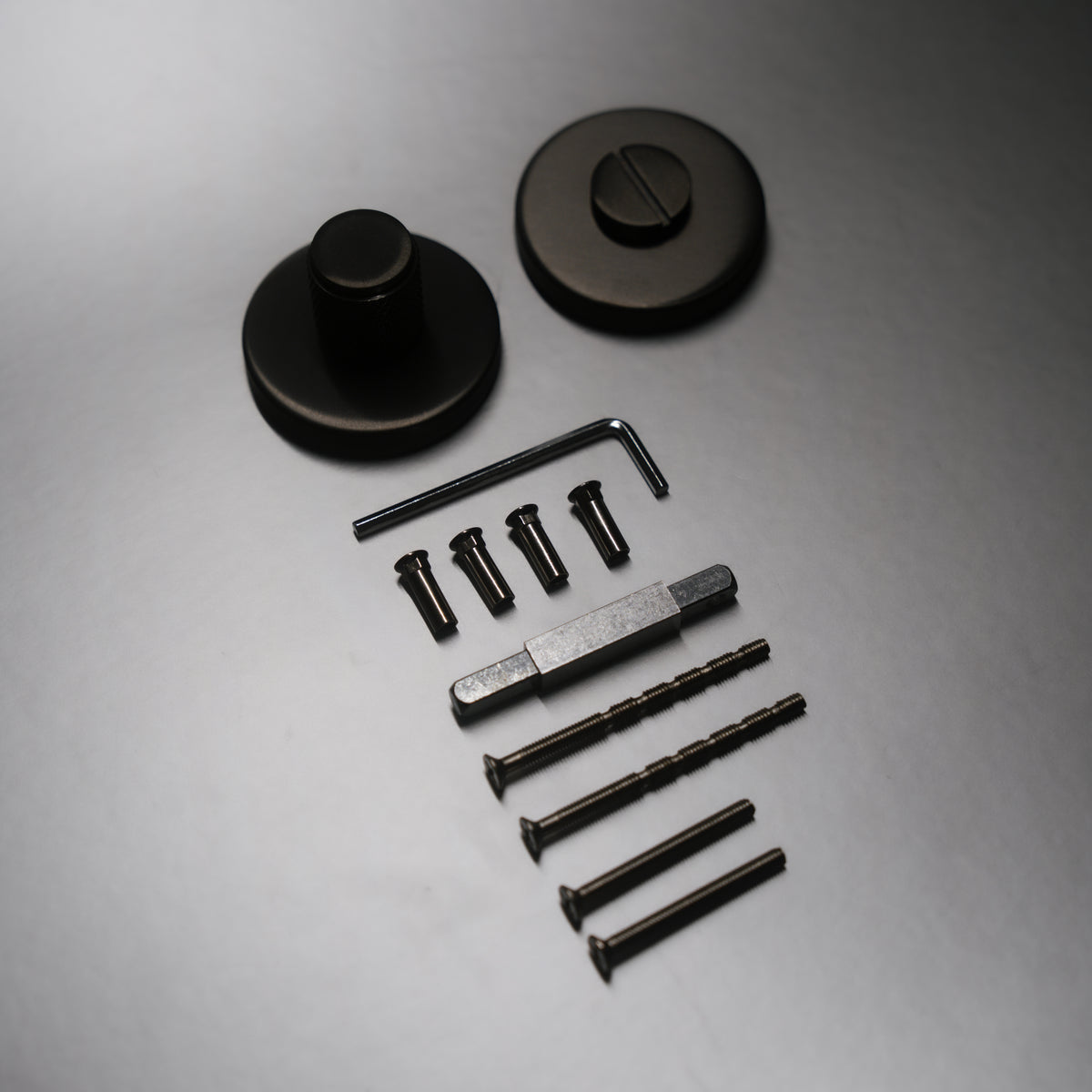 Griff Meister Toiletsluiting Knurl 53mm 6mm Dik Gunmetal PVD – sfeerfoto