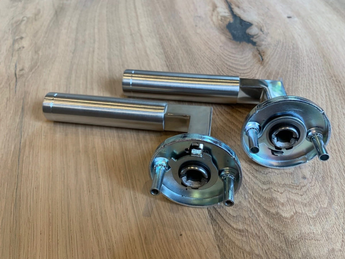 Hafi Private Line deurkruk model 218 Bauhaus rond RVS geborsteld - gemonteerd op deur