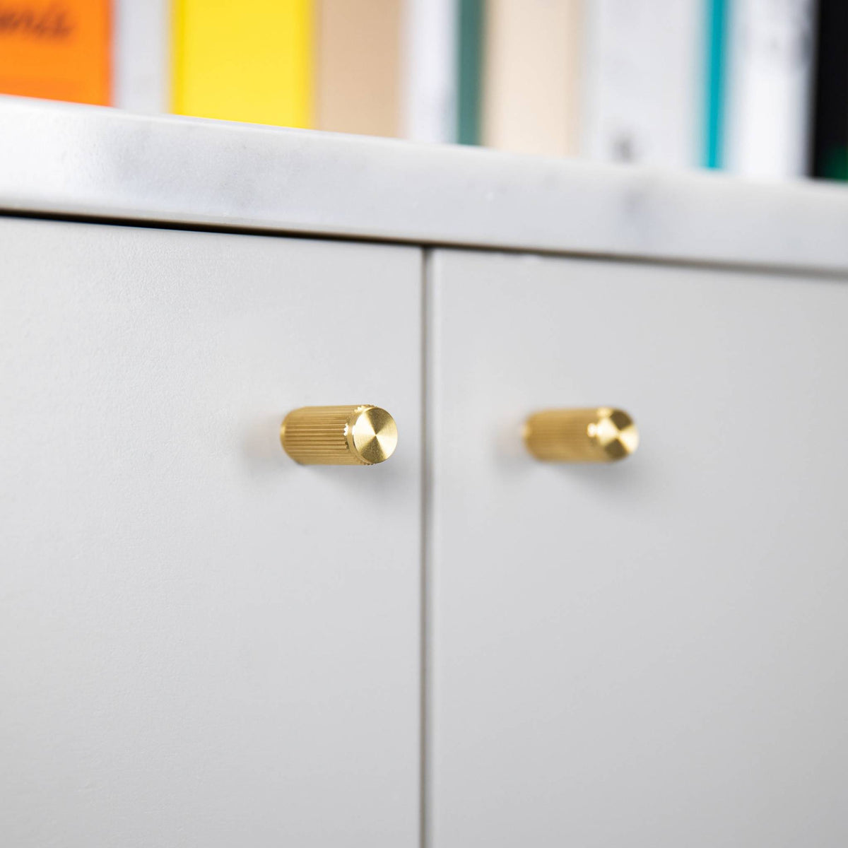 Buster + Punch Linear meubelknop goud - detail