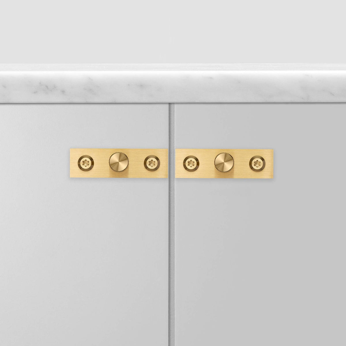 Buster + Punch Linear meubelknop op rozet goud - detail