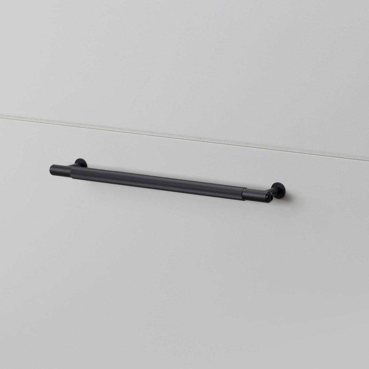 Buster + Punch Linear meubelgreep black – detail (knurl-patroon)