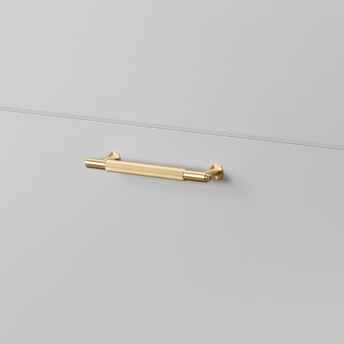 Buster + Punch Linear meubelgreep goud – vooraanzicht