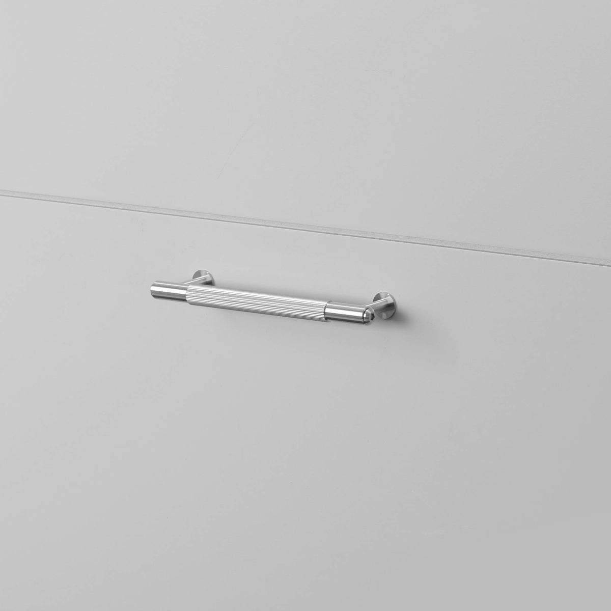 Buster + Punch Linear meubelgreep steel – vooraanzicht
