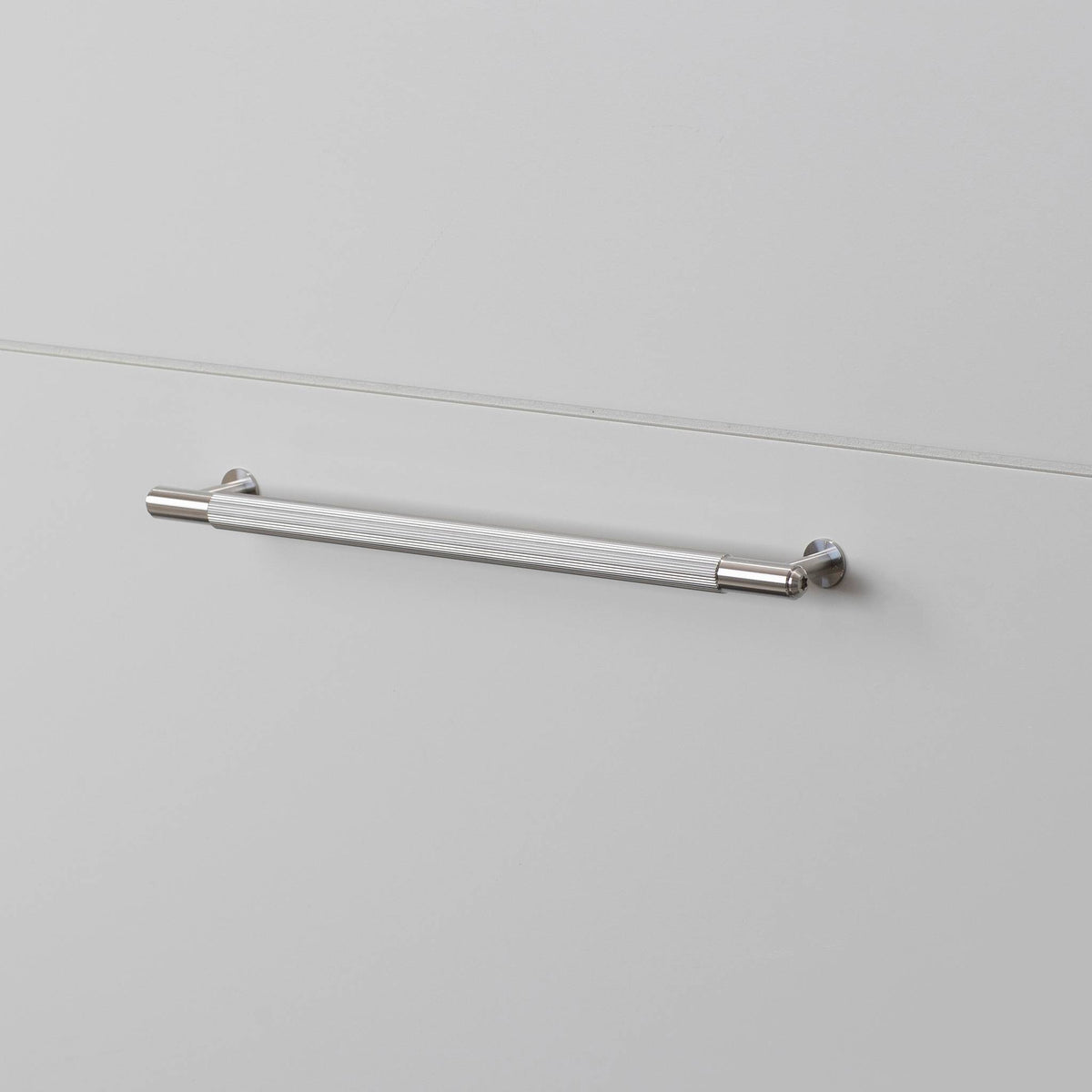 Buster + Punch Linear meubelgreep steel – detail (knurl-patroon)
