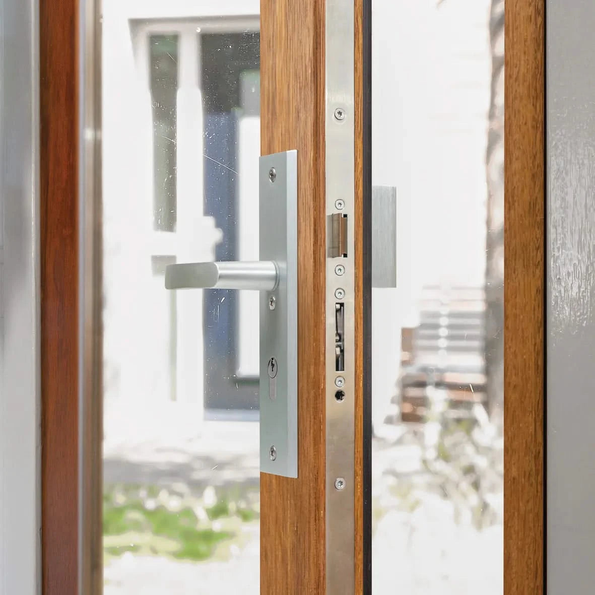 AXA meerpuntssluiting Solid C 1700×24 staal cilinderbediend — gemonteerd in buitendeur