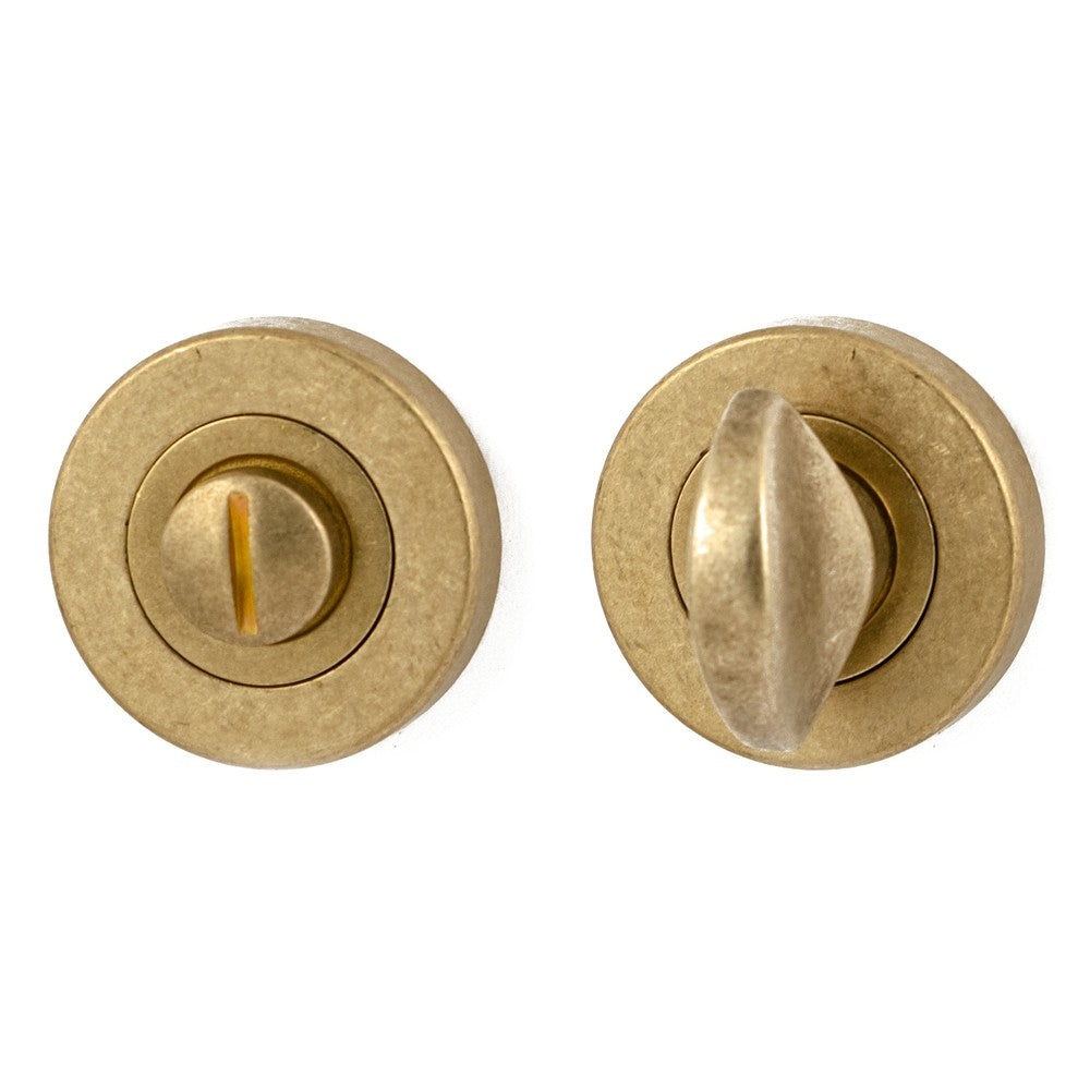 Hard Brass toiletgarnituur WC 8mm Nika getrommeld messing – vooraanzicht