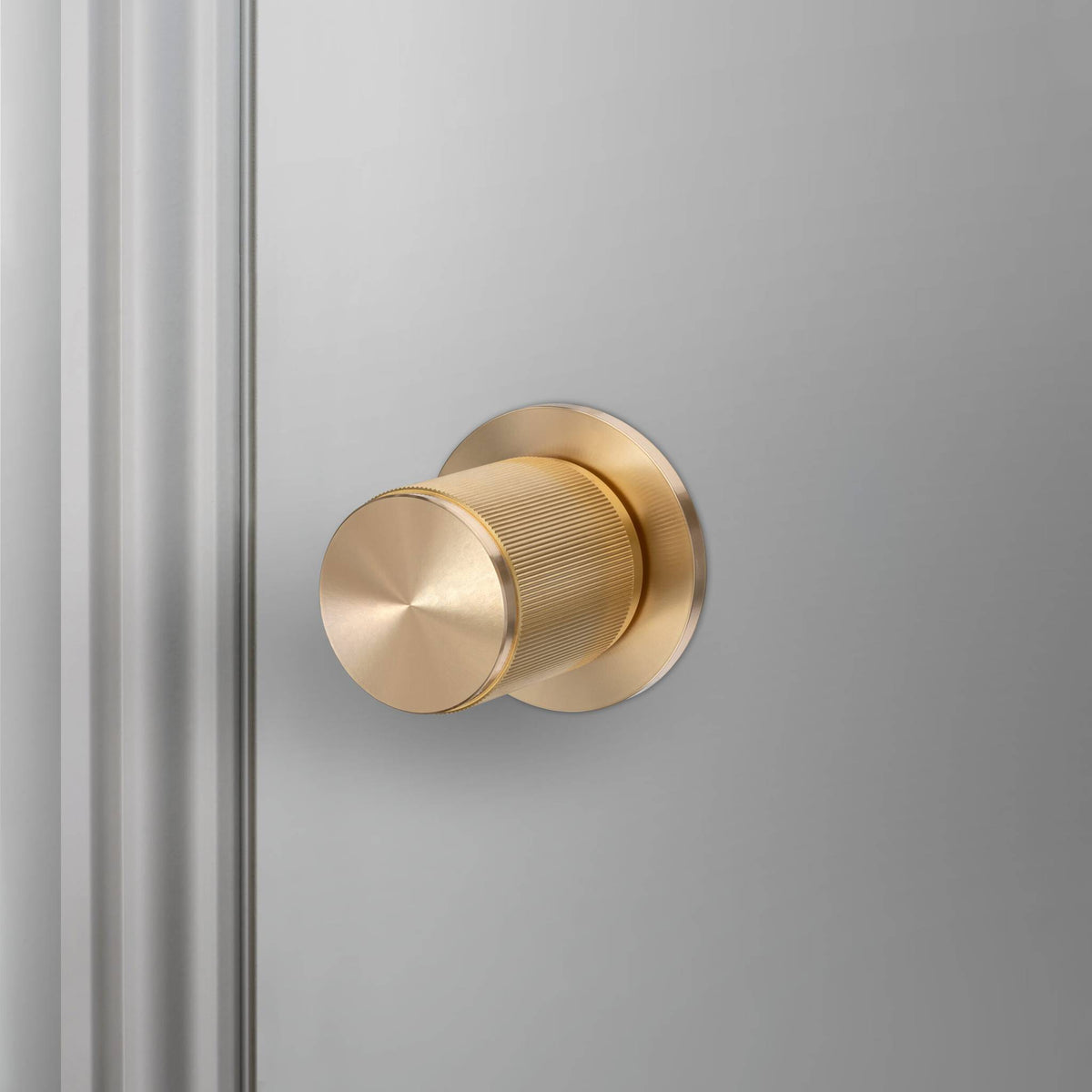 Buster + Punch Linear deurknop op rozet (draaibaar) goud – vooraanzicht