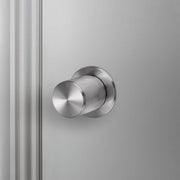 Buster + Punch Linear deurknop op rozet (draaibaar) steel – vooraanzicht