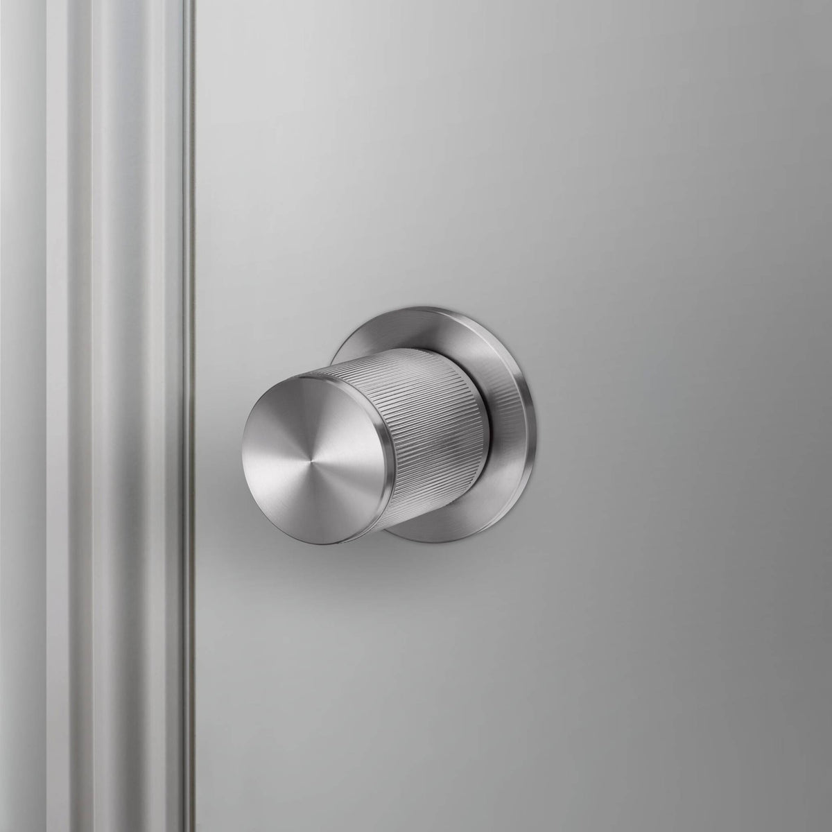 Buster + Punch Linear deurknop op rozet (draaibaar) steel – vooraanzicht