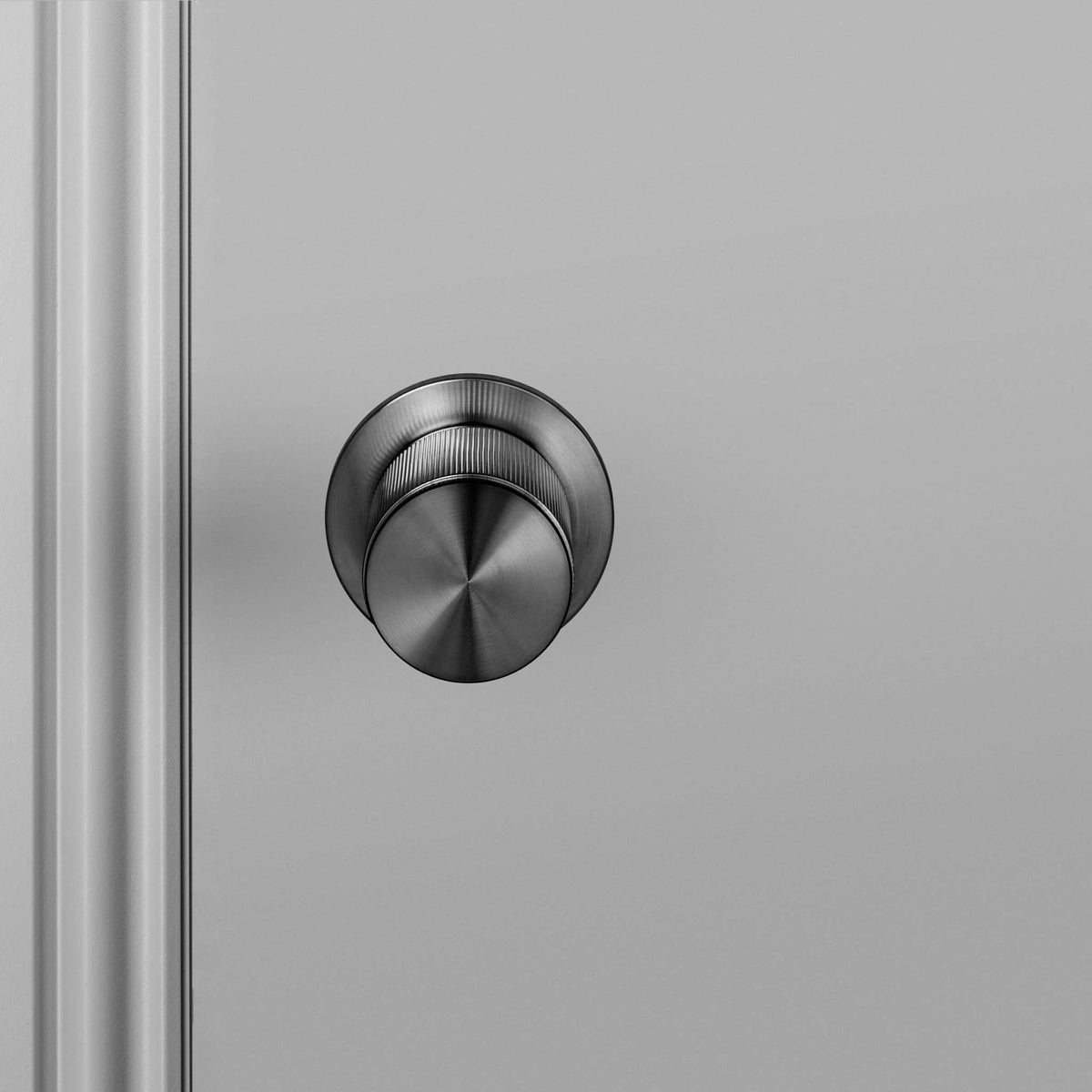Buster + Punch Linear deurknop dubbelzijdig gun metal detail