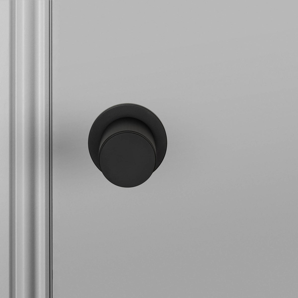 Buster + Punch Linear deurknop dubbelzijdig welders black detail
