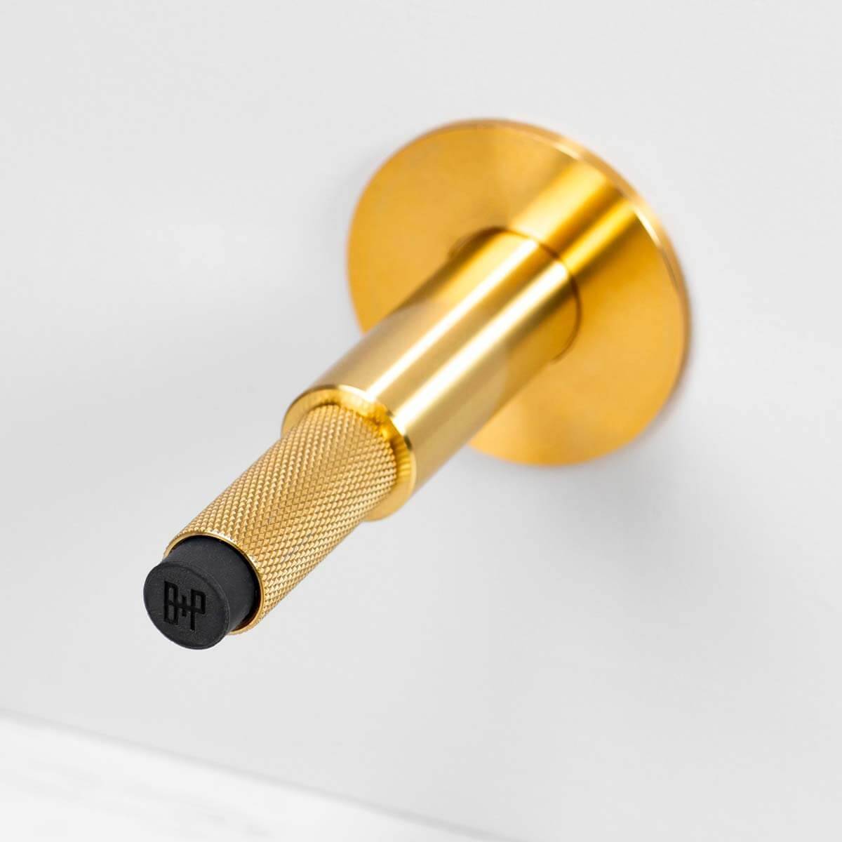 Buster + Punch Cross deurstopper wandmontage goud - detail