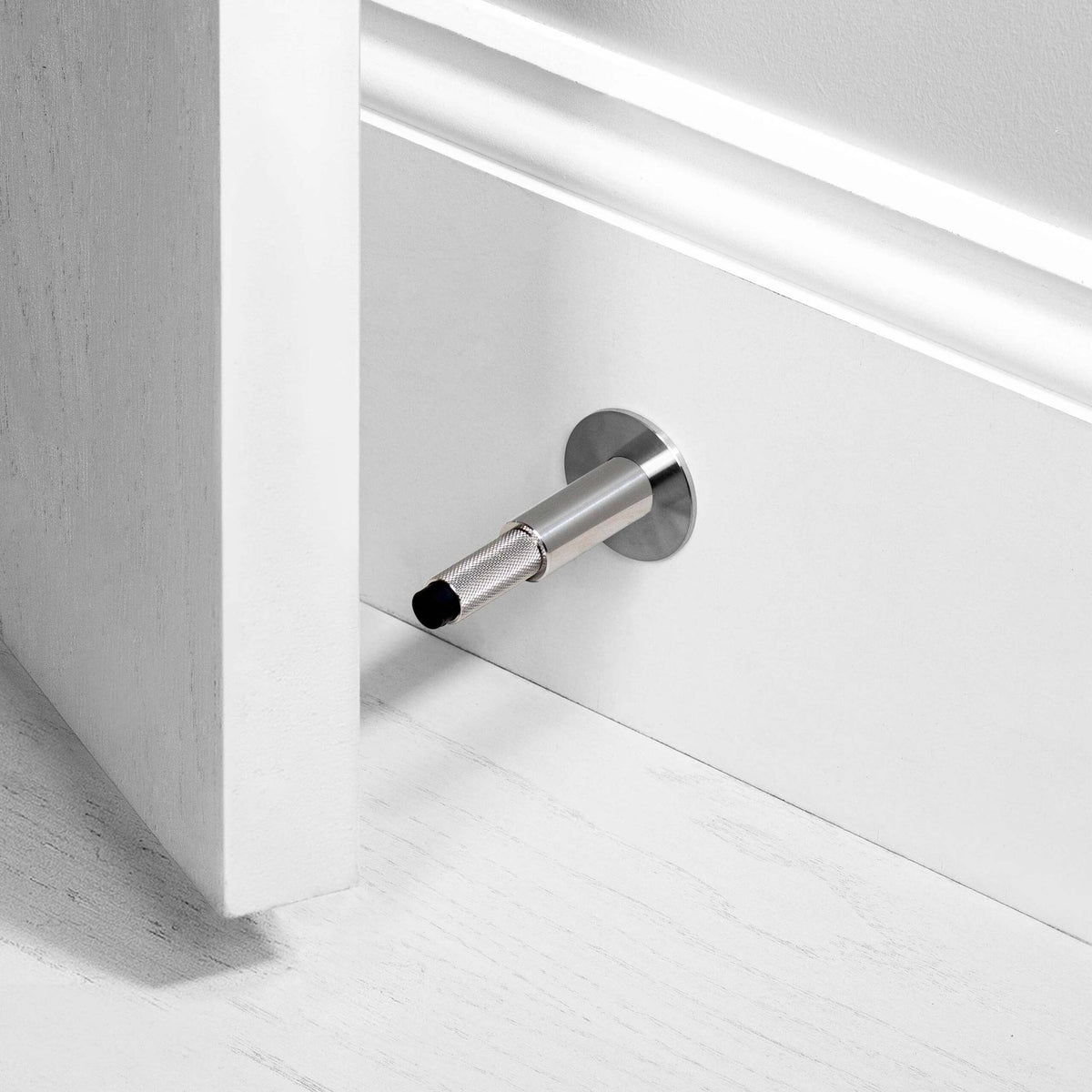 Buster + Punch Cross deurstopper wandmontage steel vooraanzicht