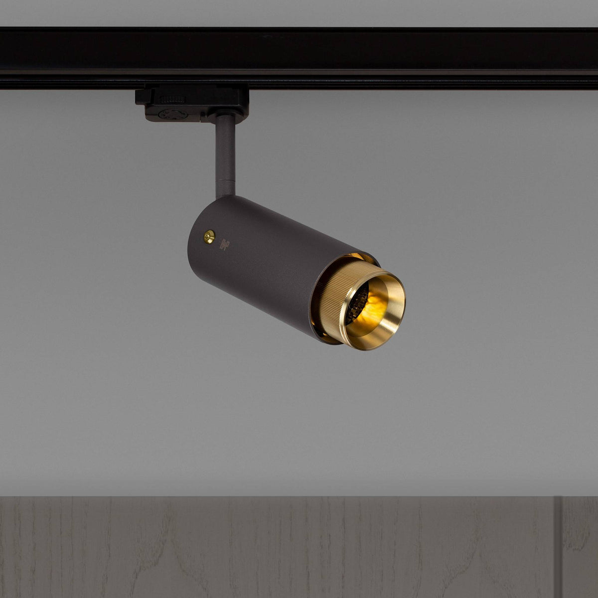 Buster + Punch Exhaust Graphite track spot linear goud vooraanzicht