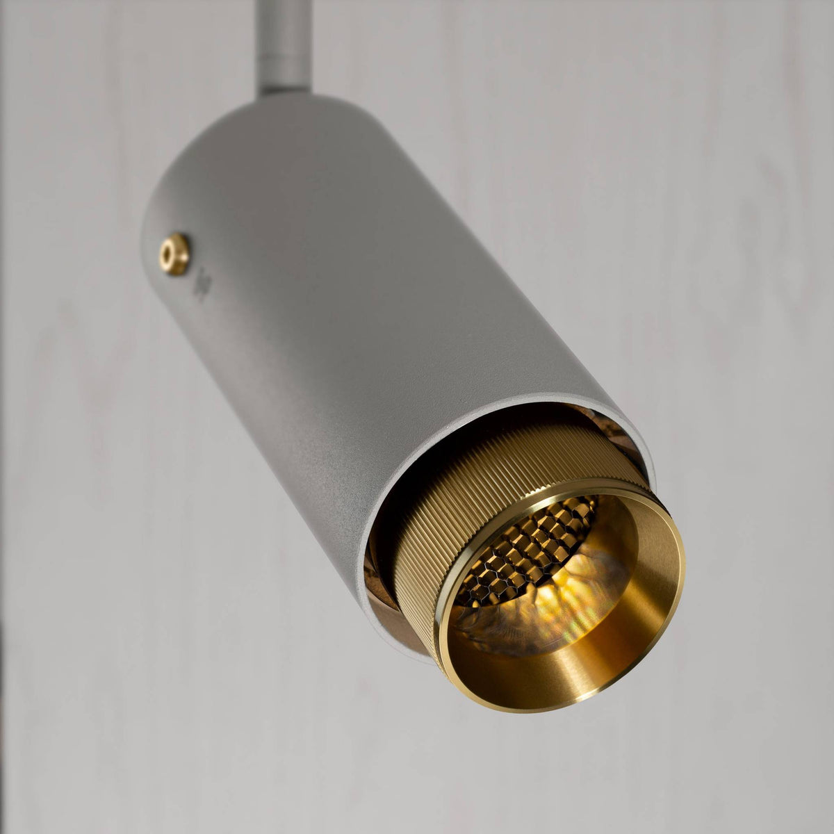 Buster + Punch Exhaust Stone Track Linear Goud – detail