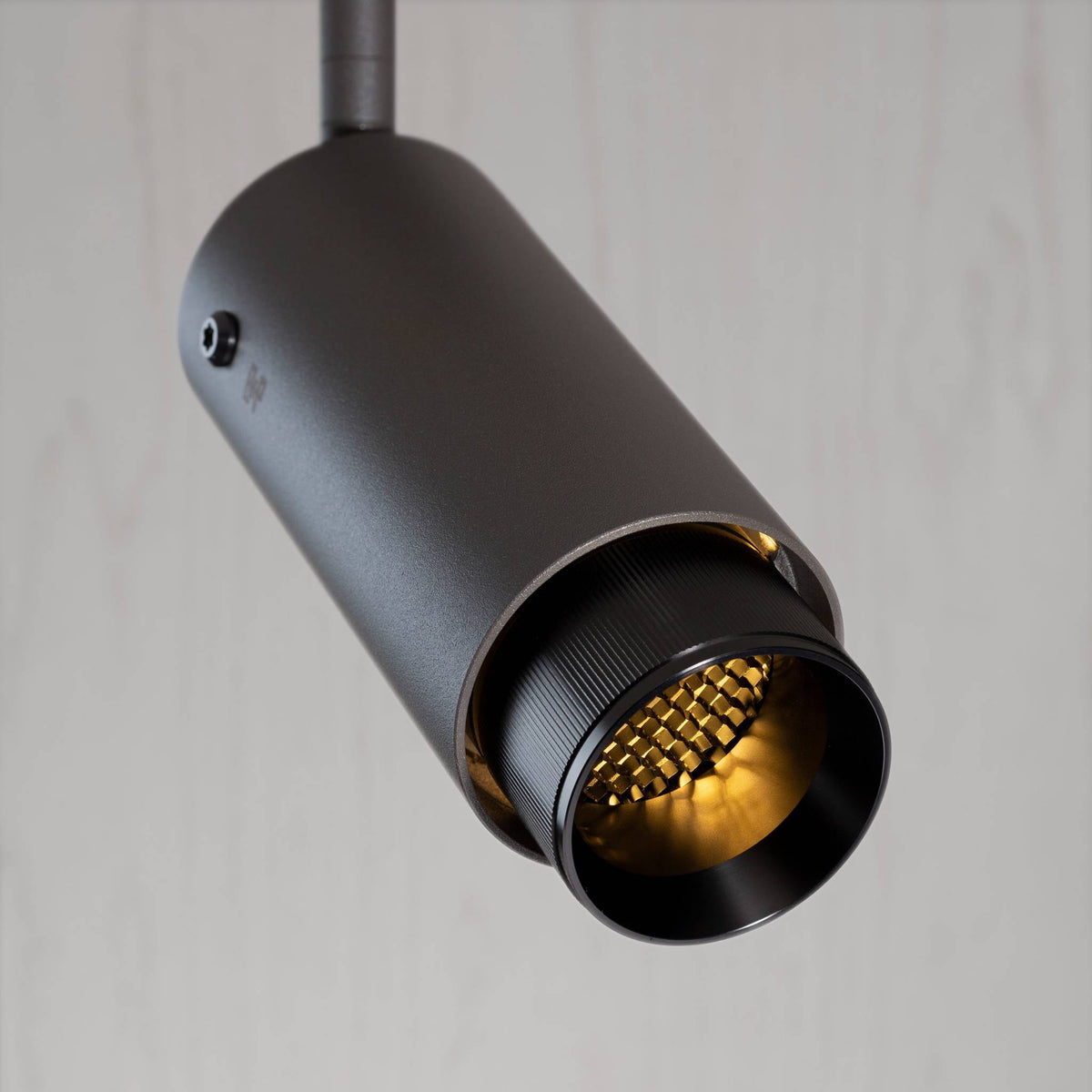 Buster + Punch Exhaust Graphite spot Linear Gun Metal - zijaanzicht