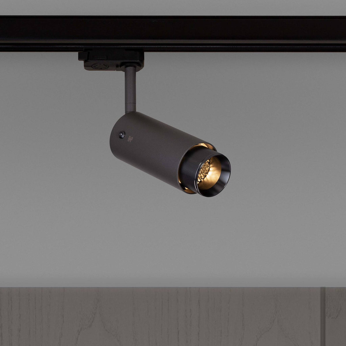 Buster + Punch Exhaust Graphite track spot linear gun metal vooraanzicht