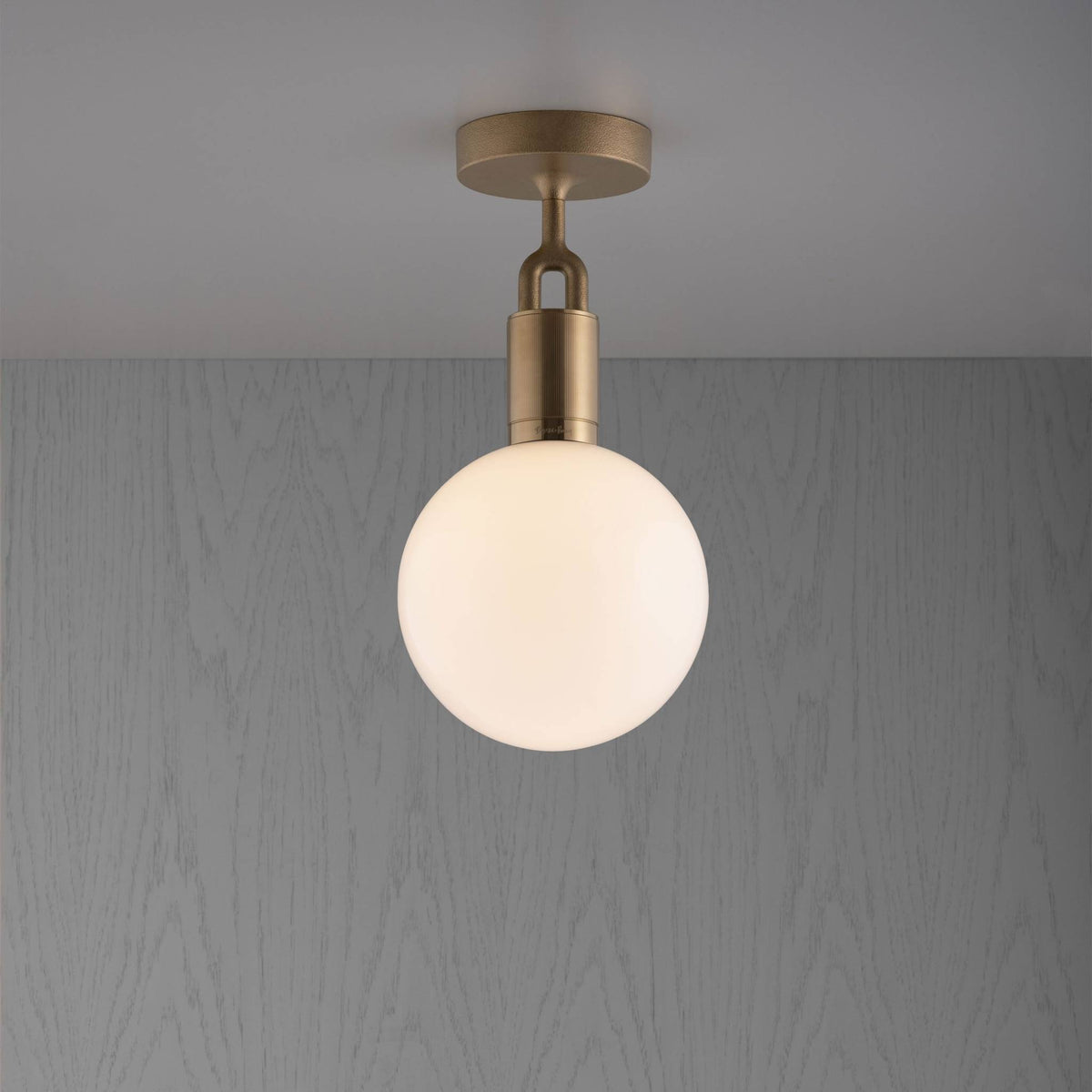 Buster + Punch Forked Ceiling Globe Opal plafondlamp goud vooraanzicht