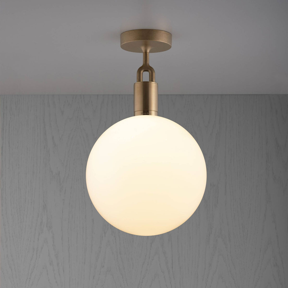 Buster + Punch Forked Ceiling Globe Opal plafondlamp goud detail