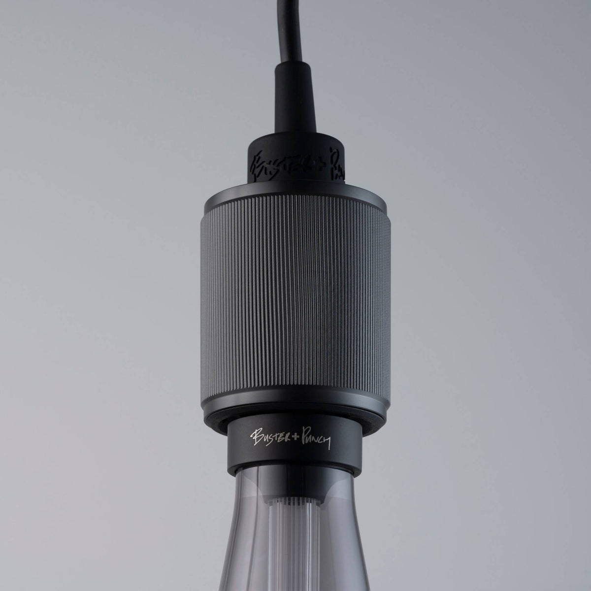 Buster + Punch Heavy Metal Linear hanglamp Gun metal - detail