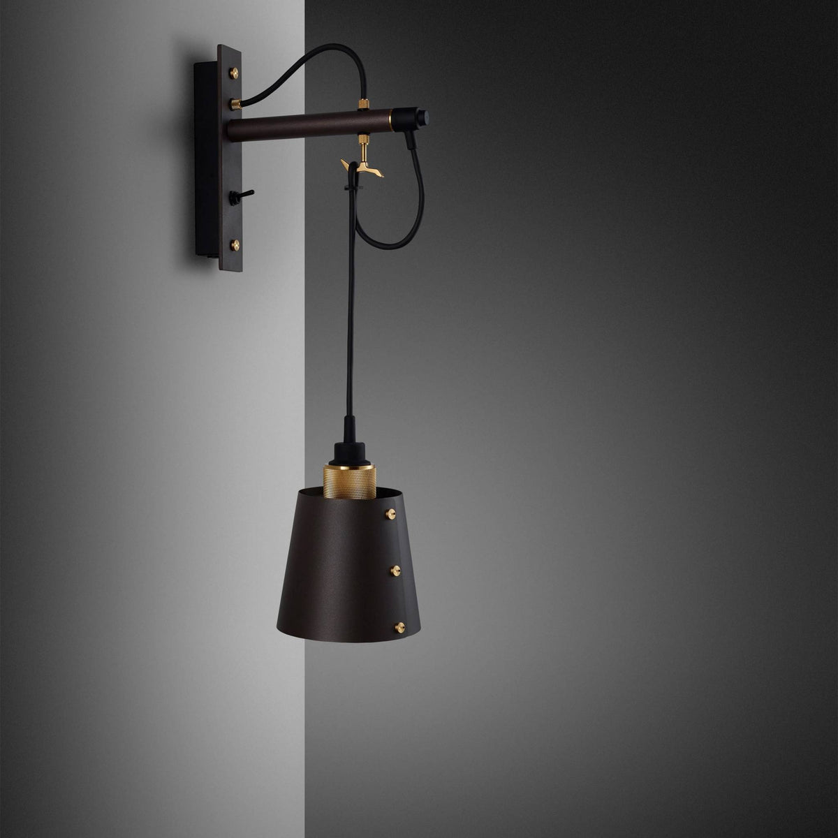 Buster + Punch Hooked Wall wandlamp goud detail