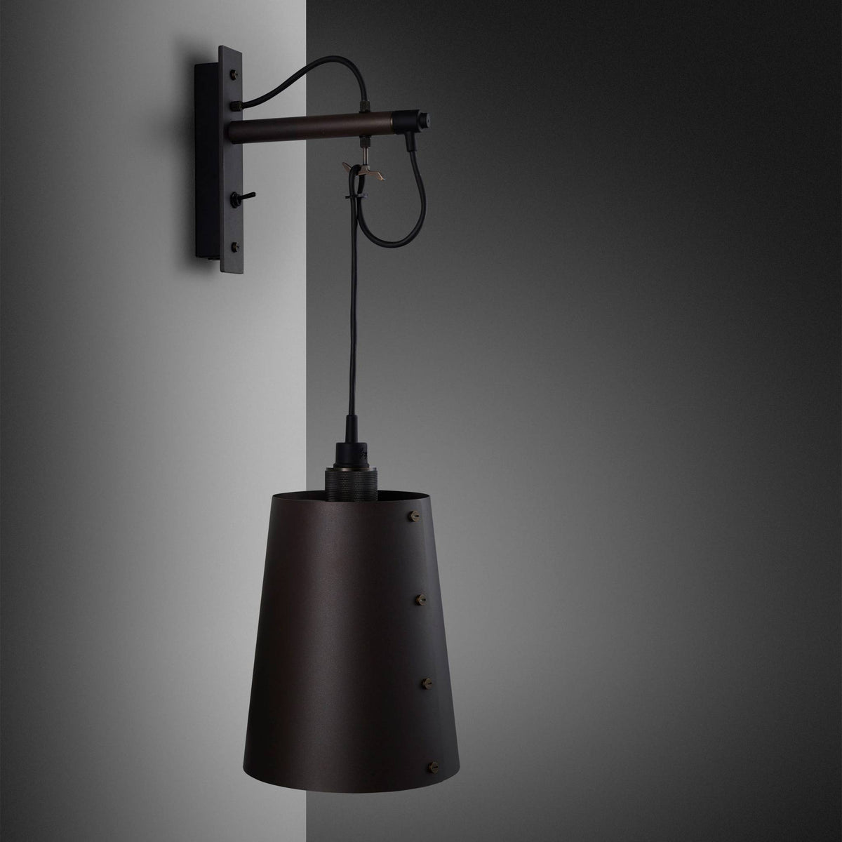 Buster + Punch Hooked Wall wandlamp smoked bronze gemonteerd