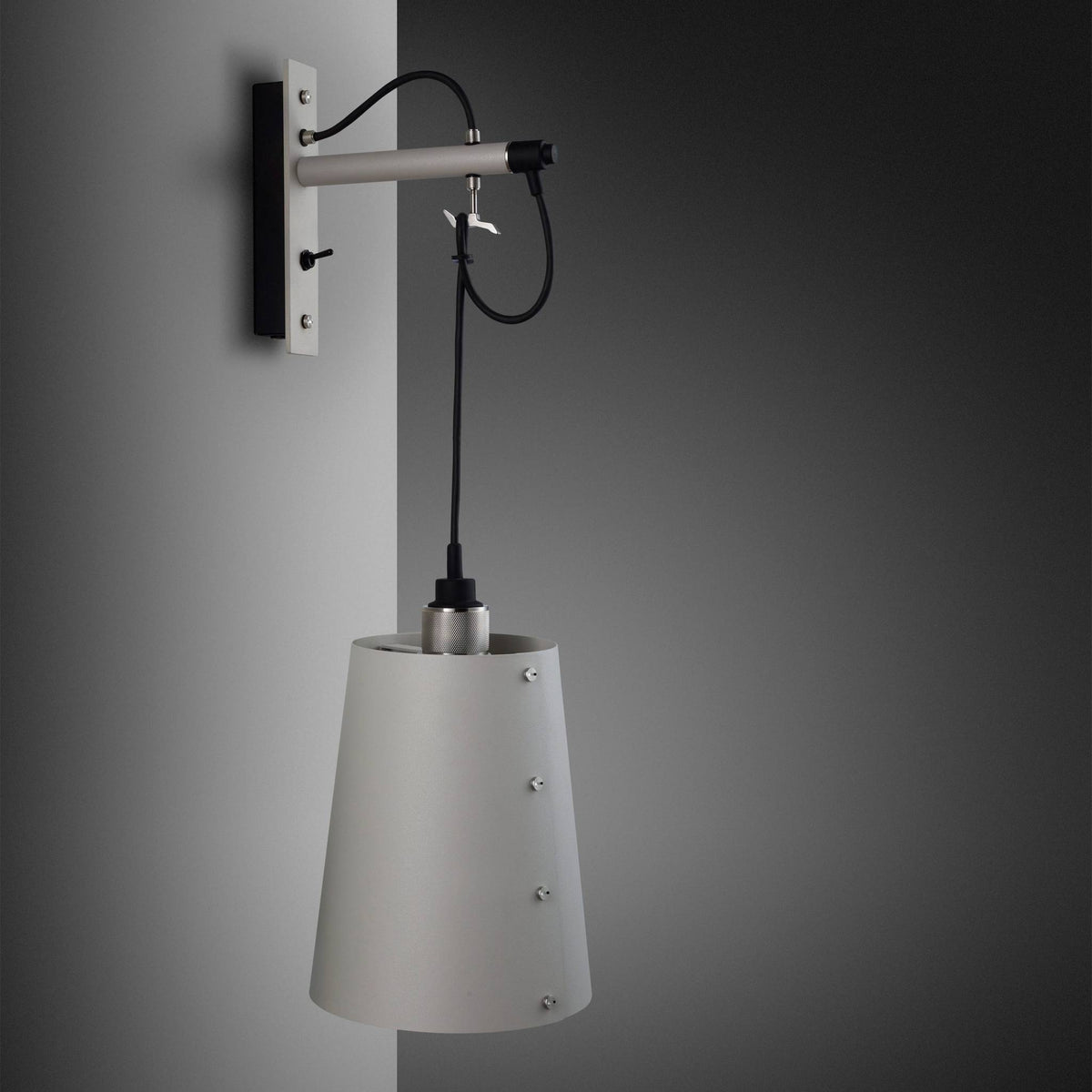 Buster + Punch Hooked Wall wandlamp steel gemonteerd