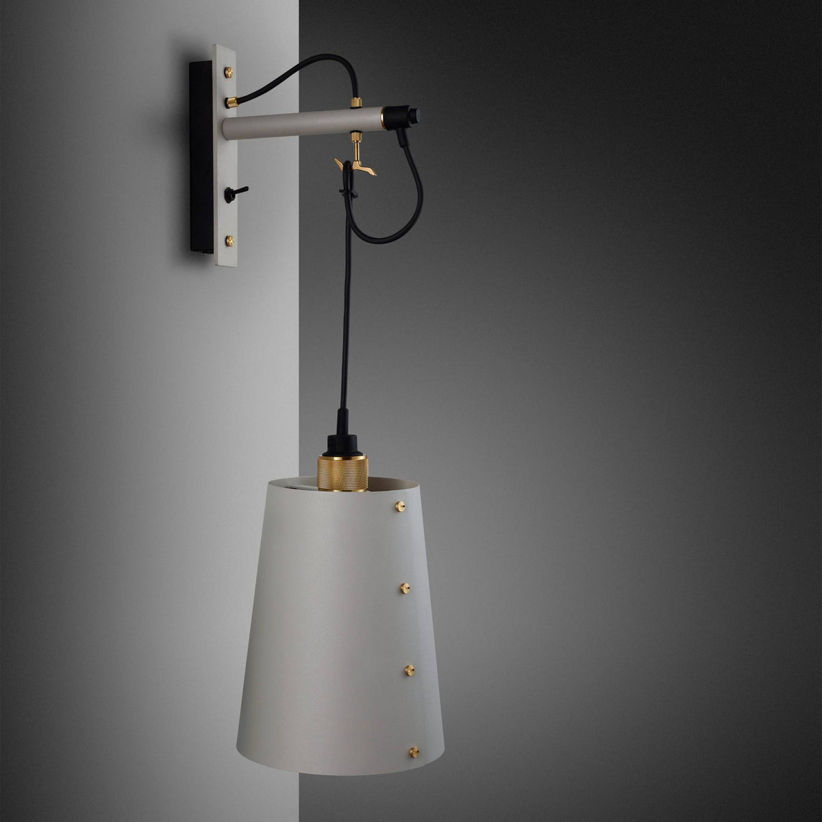 Buster + Punch Hooked Wall wandlamp goud gemonteerd