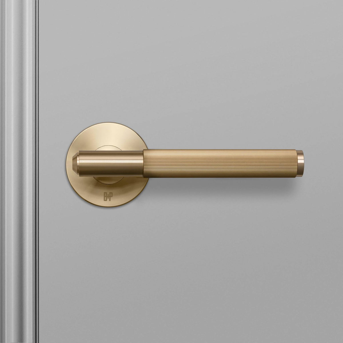 Buster + Punch Linear deurkruk op rozet goud – detailfoto knurl-patroon