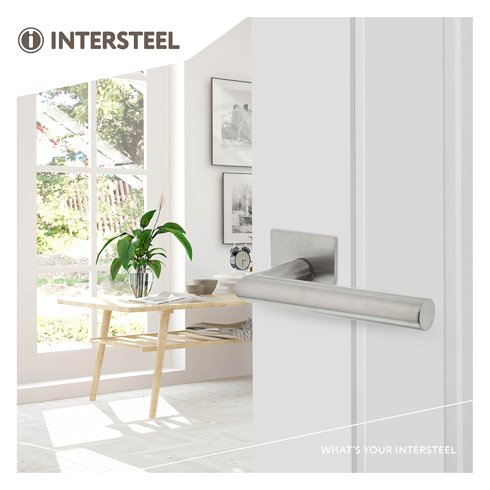 Intersteel deurkruk Hoek 90 graden op magneetrozet RVS geborsteld – gemonteerd op deur