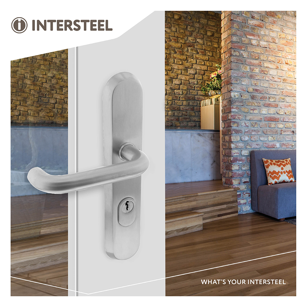Intersteel veiligheidsbeslag PC72 RVS geborsteld – gemonteerd op deur