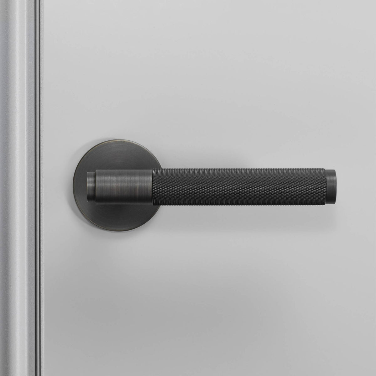 Buster + Punch Cross deurkruk op rozet (ongeveerd) smoked bronze – detailfoto knurl-patroon