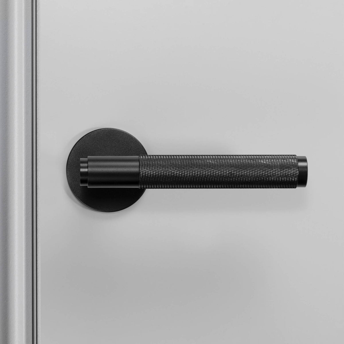 Buster + Punch Cross deurkruk op rozet black – detailfoto knurl-patroon