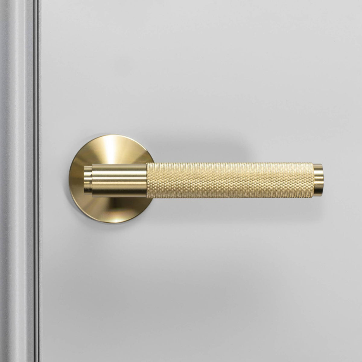 Buster + Punch Cross deurkruk op rozet goud – detailfoto knurl-patroon