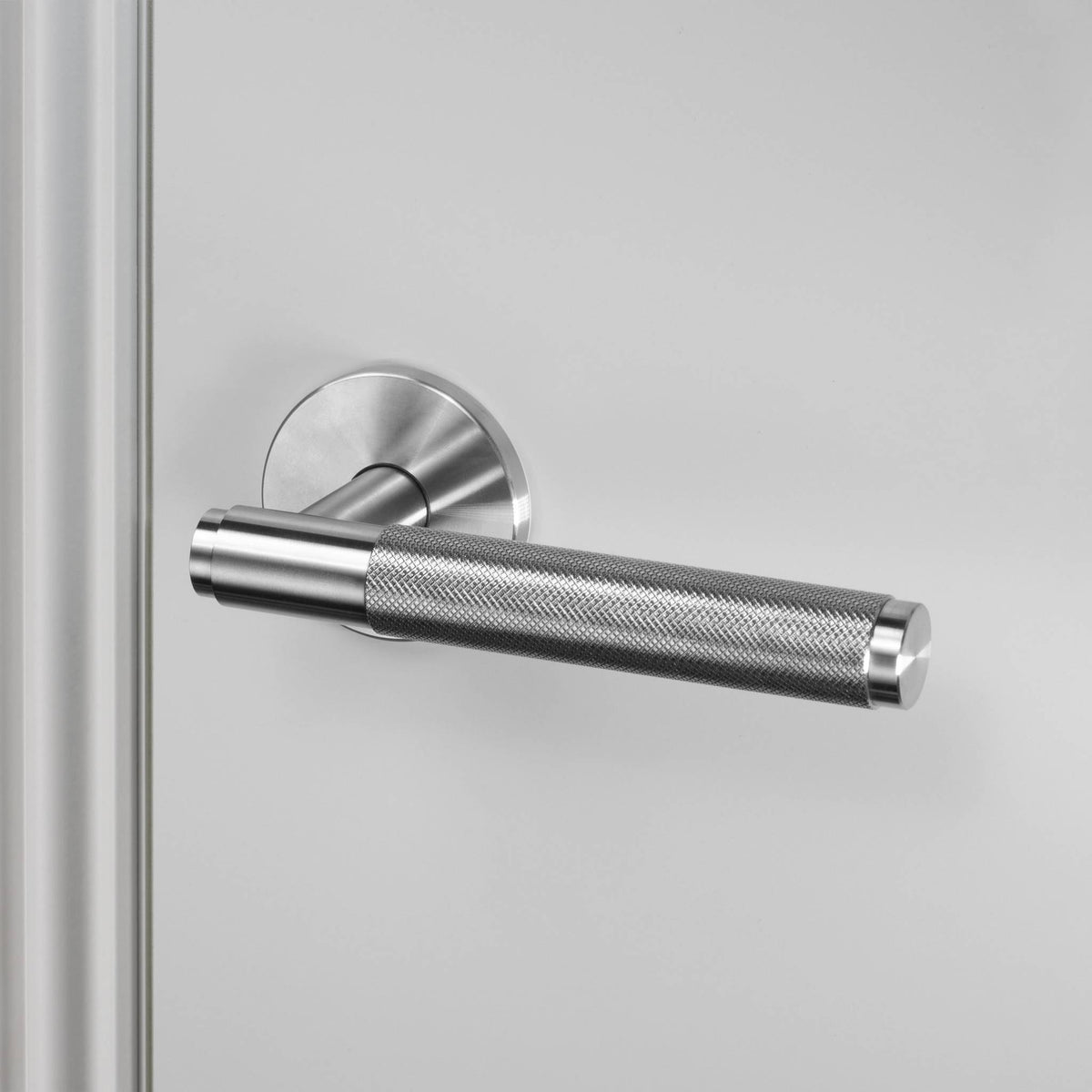 Buster + Punch Cross deurkruk op rozet steel – detailfoto knurl-patroon