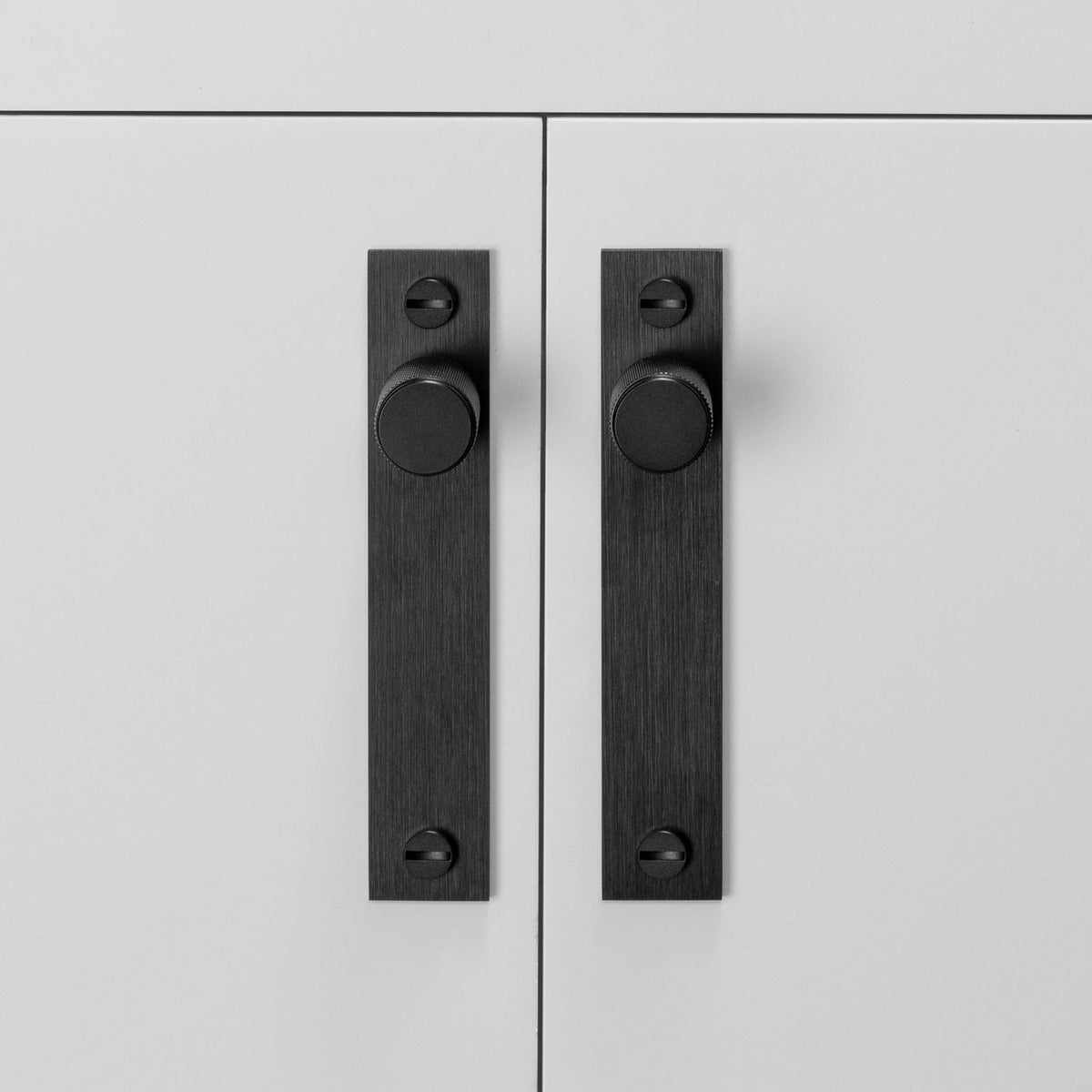 Buster + Punch Cross meubelknop op rozet black - detail
