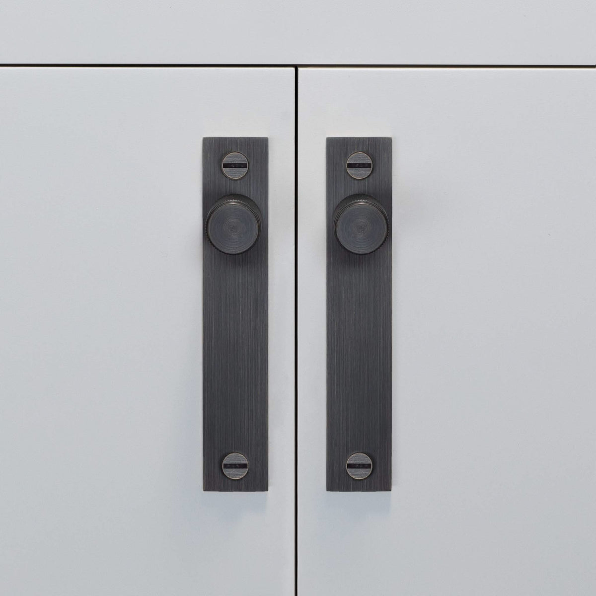 Buster + Punch Cross meubelknop op rozet smoked bronze - detail