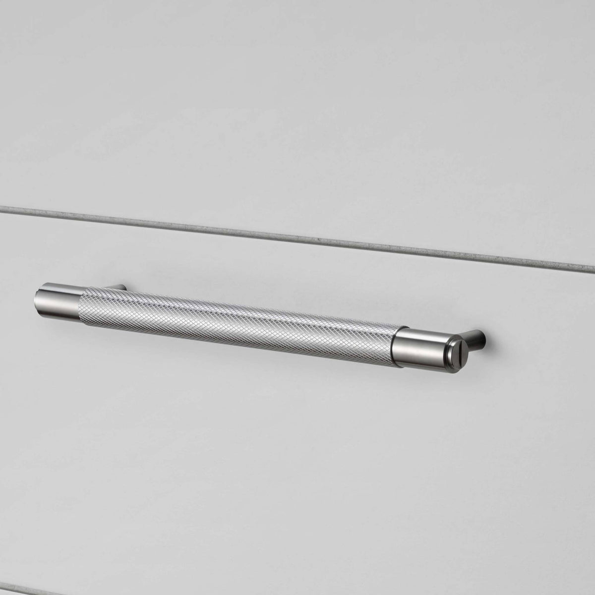 Buster + Punch Cross meubelgreep steel – detail (knurl-patroon)
