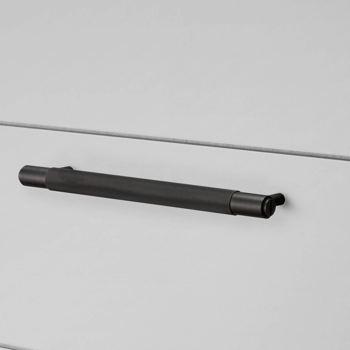 Buster + Punch Cross meubelgreep smoked bronze – vooraanzicht