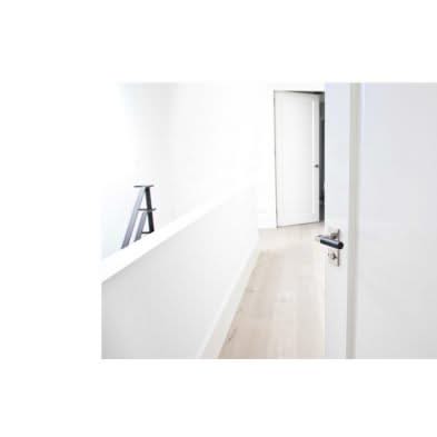 Artitec Mi Satori deurkruk op rozet Bauhaus ebbenhout messing ongelakt – gemonteerd op deur